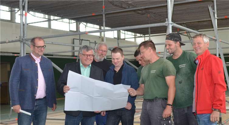 (v.l.n.r.): Rüdiger David (Leiter Kreisimmobilienmanagement),1. Kreisbeigeordneter Michael Mahlert, Holger Oster (Kreisimmobilienmanagement),Hausmeister Michael Lenz, Mitarbeiter der Gerüstbaufirma, Andre Meffert (PD Dittrich, Neustadt).