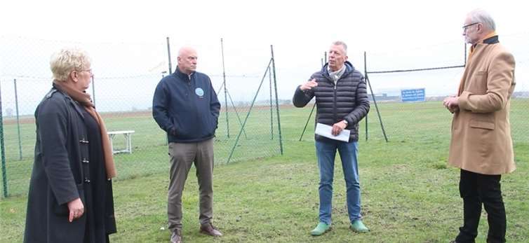 v.l.n.r.: SPD-Fraktionsvorsitzende Marion Lipinski-Naumann, Thomas Braun (ehemaliger Vorsitzender der Modellfluggruppe), Friedrich Lemberg (amtierender Vorsitzender der Modellfluggruppe), Rm Fritz Naumann. Foto: privat