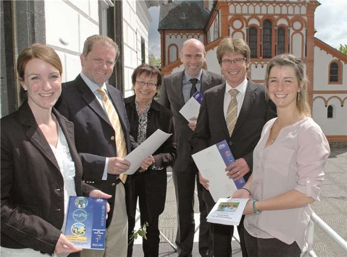 (v.l.n.r.) Sabrina Wissen (VHS), Stephan Pauly (VRM), Beigeordnete Charlotte Hager, Guido Mombauer (KSK), Berthold Nick (EVM) und Julia Arzdorf (VHS). BL