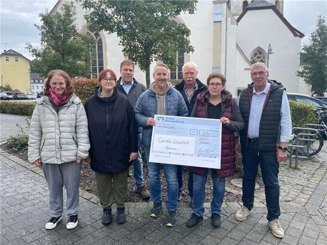 v.l.n.r. Sandra Nett, Sarah Schomaker (Teilnehmerinnen Caritas), Johannes Haubrich (hinten), Martin Retterath, Wolfram Boemer (hinten), Manuela Weinand und Frank Wisniewski. Foto: Stadt Adenau/Verena Krämer