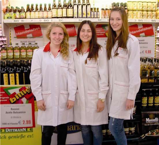 (v.l.n.r.) Sarah Krajan, Esra Celik, Lisa Hauck - Schülerinnen der Q1 - arbeiten fleißig f und unterstützen das Projekt: Ein Tag für Afrika.