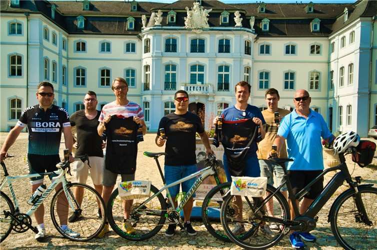 vl.n.r. Sascha Fiedler, Nico Köfer, Thomas Focke, Conrad Lunar, Malte Krämer, Julian Köfer, Arno Jacobi vor dem Schloss in Engers. Foto: Nico Köfer/koeferfotografie