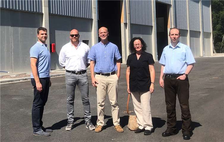 (v.l.n.r.): Sascha Hurtenbach, Leiter des Abfalllwirtschaftsbetrieb (AWB), informierte Martin Kallweitt, Dr. Johannes Hüdepohl, Ingrid Frings und Stefan Petri über die Abfallwirtschaft im Kreis. Foto: privat