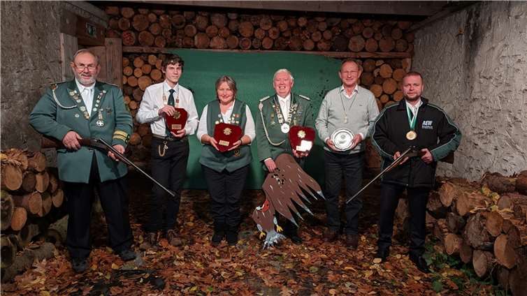 v.l.n.r.: Schießmeister Peter Kaczun, Hubertusprinz Felix Pommerich, Hubertuskaiserin Verena Zavelberg, Hubertuskönig Manfred von Goscinski, Bürgerkönig Kurt Brozio, stv. Schießmeister Maciek Weiner.  Foto: Irene Tuschen