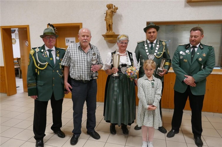 vlnr: Schießmeister Thomas Flamm, Bürgerkönig Günter Heuft, Schützenkönigin Edeltraud Eckhard, Scheibenkönig Christoph Nolden und Bambiniprinzessin Martha-Jule Wienpahl mit Vater Mike 2. Brudermeister.