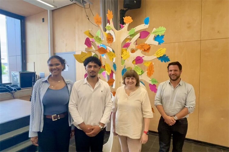 v.l.n.r SchülersprecherInnen Céline Klasen und Runi Ahmad, Schulleiterin Karin Hantschel und Lehrer Thomas Roos 