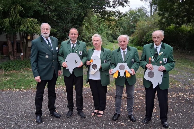 (v.l.n.r) Schützenkönig Heribert Malm, Harald Wilms, Elke Malm, Hans-Jürgen Stamm, Alfred Schauff