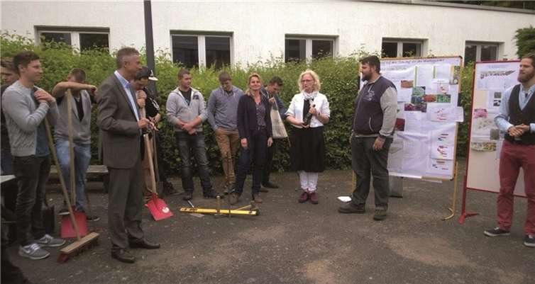 (v.l.n.r.) Schulleiter Dirk Thomas, Fachlehrerin Silvia Krause, Landschaftsarchitektin Maria Mandt und Auszubildende des Garten- und Landschaftsbaus. Privat
