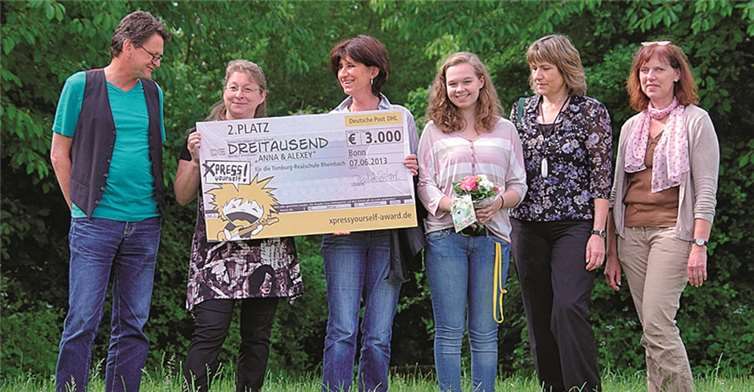 (v.l.n.r.) Schulleiter Rüdiger Steffke, die Musiklehrerinnen Ulrike Kessel und Birgit Wortmann, Anna Falderbaum, Konrektorin Monika Porath sowie Klassenlehrerin Inge Arandan. privat