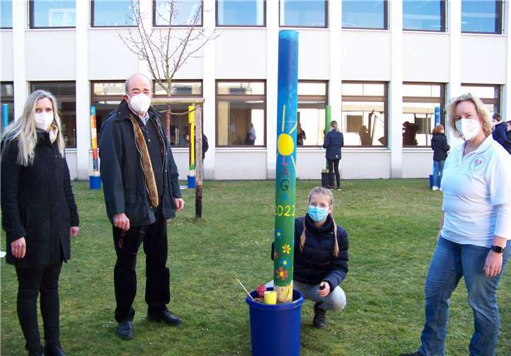 (v.l.n.r.) Schulleiterin Dr. Annette Gies, Matthias Bertram, Sophie Burow (Klasse 7a) und Regina Eckert.