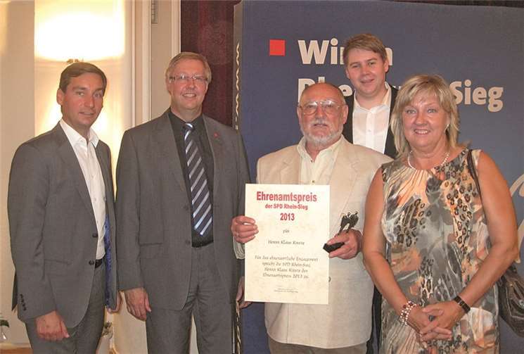 (v.l.n.r.) Sebastian Hartmann, Vorsitzender SPD Rhein-Sieg, MdL Achim Tüttenberg, Klaus Kirste, Tobias Leuning, Vorsitzender SPD Swisttal und Susanne Sicher, Kreistagsabgeordnete bei der Preisverleihung.privat