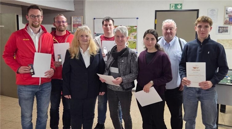 v.l.n.r.: Sebastian Sterr, Lukas Linz, Conny Hefner Jonas Richter, Helga Siebenmorgen, Amira Zahouani, Uwe Siebenmorgen, Moritz Munsch.  Foto: Lukas Linz