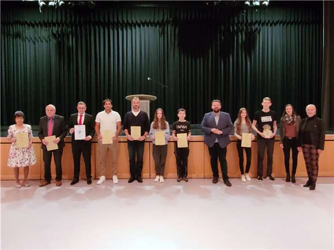 (v.l.n.r.): Shirley Fernan, Paul Schmidt, Dominik Pretz, Benjamin Hassan, Claus Wimmer, Katharina Wimmer, Ennio Klar, Bürgermeister Mohr, Emilija Bucel, Tom Andrae, Carina Meurer von der Sportjugend Rheinland und Monika Sauer, Präsidentin Sportbund Rheinland.Fotos: Stadt Bendorf