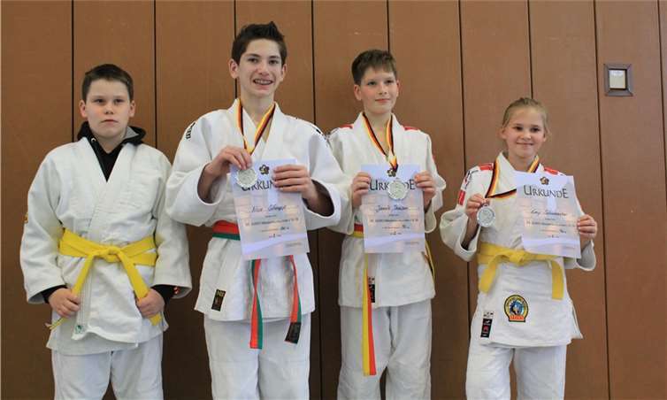 (v.l.n.r.) Simon Patzke, Jannik Theisen, Nico Schnapp und Emy Schuhmacher nach der Siegerehrung. privat