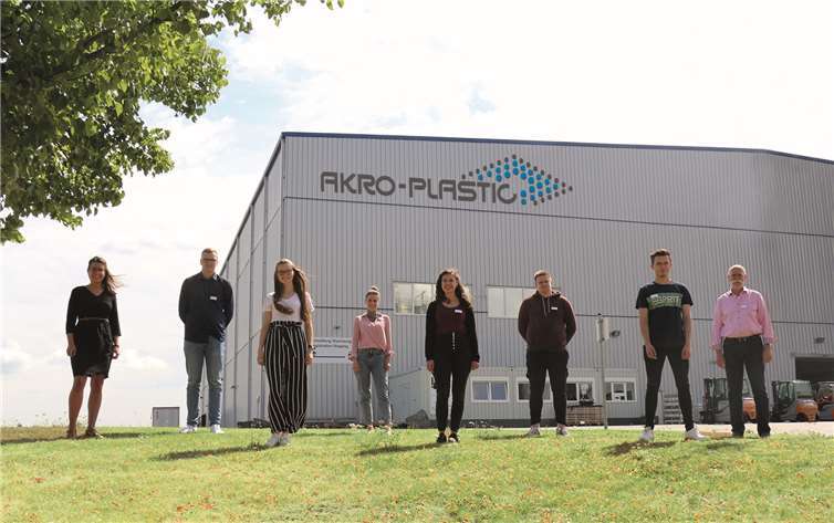 v.l.n.r. Simone Konrad, Tim Holzem, Lena Kessel, Linda Meier, Saskia Marx, Justin Büch, Maurice Kopp, Leander Bergmann. Foto: Akro-Plastic