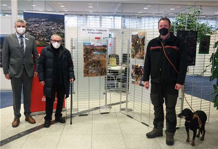 (v.l.n.r.): Sparkassen-Filialeiter Mario Winterwerber, Künstler Ulrich Scheel und Revierförster Johannes Biwer mit Bassi. Fotos: Stadt Bendorf