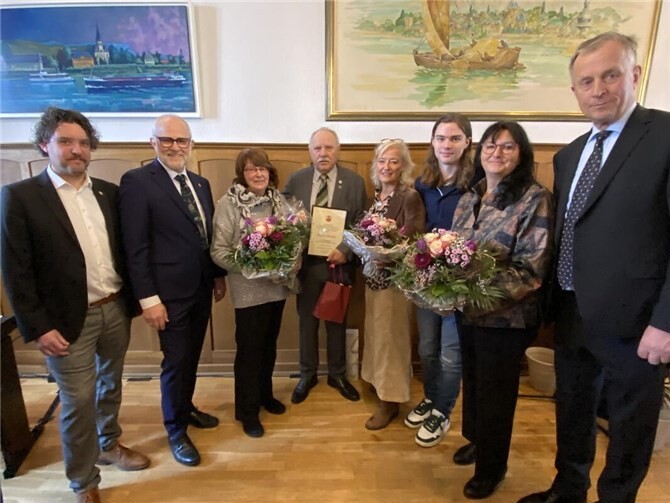 v.l.n.r.: Stadtbeigeordneter Daniel Schmitz, Stadtbürgermeister Alfons Muflhoff, Elke Bürger, Helmut Bürger, Vera Peters, Silver Norton, Elke Kappen und Stadtbeigeordneter Knut von Wülfing.