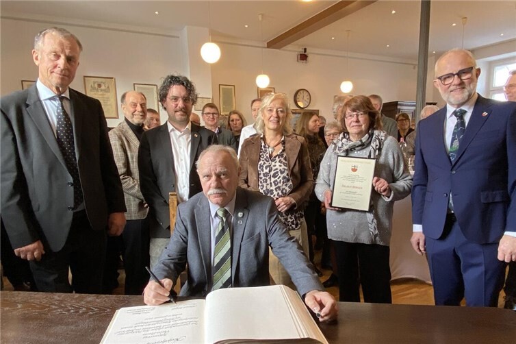 v.l.n.r.: Stadtbeigeordneter Knut von Wülfing, Stadtbeigeordneter Daniel Schmitz, Helmut Bürger, Vera Peters, Elke Bürger und Stadtbürgermeister Alfons Muflhoff.Fotos: Kulturstadt Unkel/Simone Schwamborn