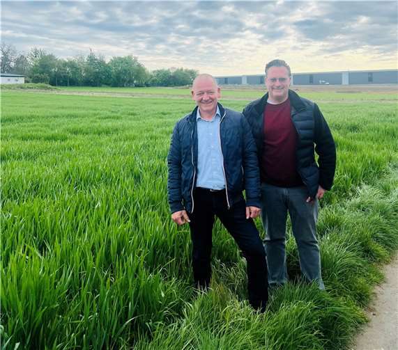 (v.l.n.r.): Stadtbürgermeister Gerd Klasen und Partei- und Fraktionsvorsitzender Gino Gilles im Bereich des geplanten Seniorenquartiers. Foto: privat
