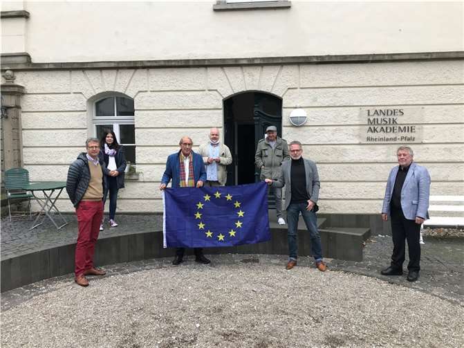 (v.l.n.r.): Stadtrat Henning Wirges, AWO-Vorsitzende, Silvia Jansen, der langjährige Europaabgeordnete Norbert Neuser, Ferhat Cato, Frank Michel, Rolf Ehlers, Leiter der Landesmusikakademie, und Altortsvorsteher Josef Kretzer.  Foto: SPD Engers