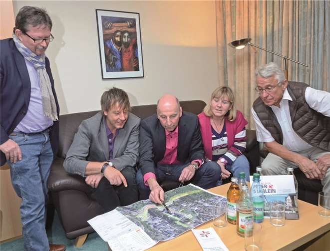 (v.l.n.r.) Stellvertretender Fraktionssprecher Thomas Muth, Rektor Pater Alexander Diensberg SAC, Bürgermeisterkandidat Peter Stäblein, Ratsmitglieder Christa Priebe und Dr. Alfred Löhning. privat