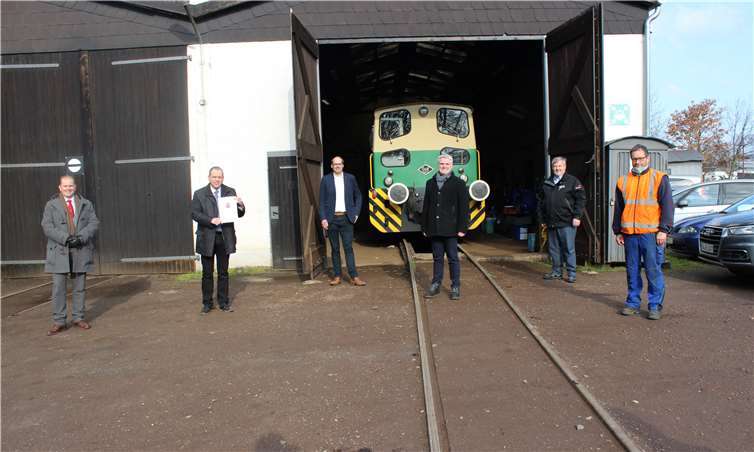 v.l.n.r.: Stephan Pauly (Vorsitzender der IBS. e. V.), Johannes Bell (Bürgermeister der Verbandsgemeinde Brohltal), Alexander Bell (Geschäftsführer der Brohltaleisenbahn GmbH), Stefan Raab (Geschäftsführer der Brohltal-Schmalspureisenbahn Betriebs-GmbH), Manfred Sattler (Stellv. Vorsitzender des Aufsichtsrates der Brohltaleisenbahn GmbH) und Frank Muth (Örtl. Betriebsleiter der Brohltaleisenbahn GmbH).Foto: Verbandsgemeinde Brohltal