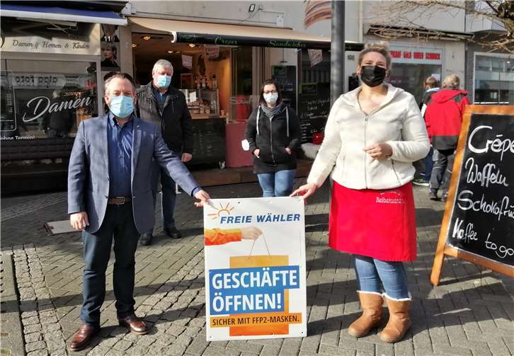 v.l.n.r.: Stephan Wefelscheid, Rudolf Müller, Elisabeth Meyer und Karina Kreuser in der Neuwieder Fußgängerzone. Foto:Stephan Wefelscheid