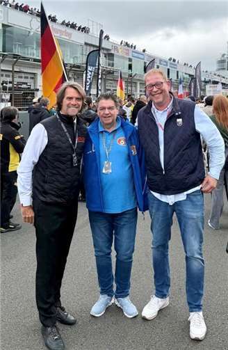 Ein Rennwochenende voller Motorsportmagie (v.l.n.r.) Stéphane Ratel (CEO der GT World Challenge), Rüdiger Hack (Presse AC Mayen) und Albrecht Eggert, ein Fan, der seit 20 Jahren die großen GT- und Langstreckenrennen besucht. Foto: AC Mayen