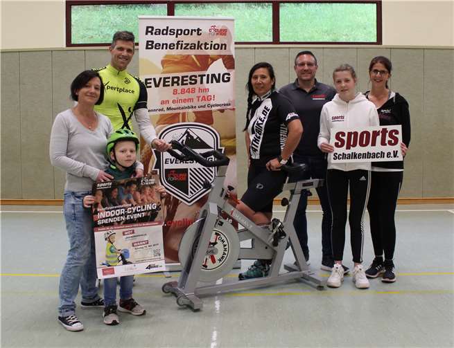v.l.n.r. Stephanie Grothe (Förderverein Flohkiste Königsfeld), Marco Bastiaansen (Cycling for Kids), Kerstin Wuring (Spinning-Instructor), Dirk Nelles (sports Schalkenbach), Alina und Andrea Nelles (dance - sports Schalkenbach). Foto: Privat