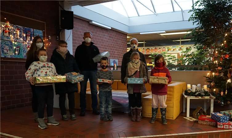 v.l.n.r.: Stephanie Schnitzler, Hella Liebermann, Christian Brix, Jürgen Hein sowie Grundschüler der Schule am Zehnthof. Foto: privat