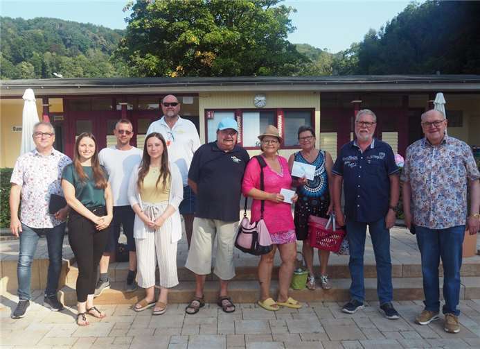 (v.l.n.r.): Stv. Werkleiter Michael Frömbgen, Nicole Miller, Marco Ürz, Natalia Fojt, Schwimmmeister Michael Woischwill, Karl-Heinz Buggenthien, Beate Friedhofen, Renate Kopper, Erster Beigeordneter Peter Schneider, Bernhard Wiemer.  Foto: Stadt Bendorf