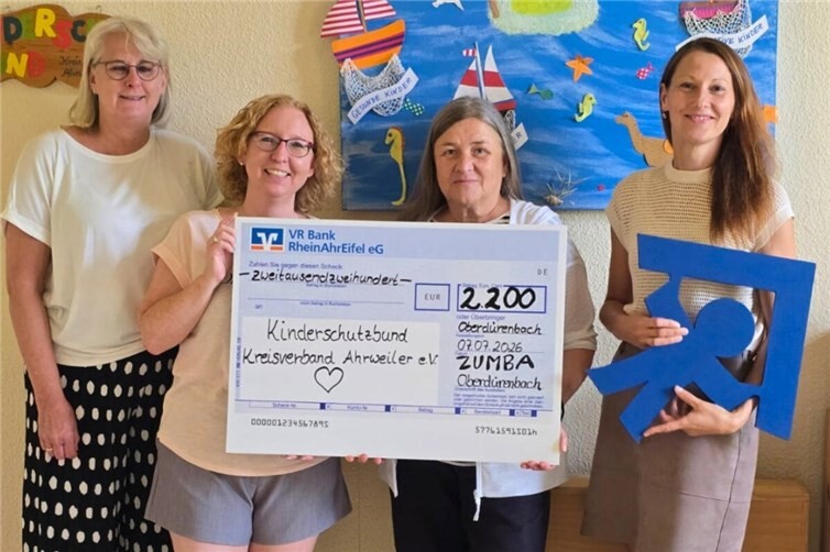 v.l.n.r. Susanne Bednarz und Judith Müller (ZUMBA Charity), Manuela Kaufmann und Klara Weitzel (Kinderschutzbund Ahrweiler)