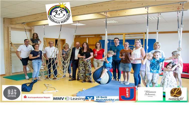 v.l.n.r.: Sven Dohmann (Das Lottoeck), Diana Fogolin (Kita-Leitung), Gerd Diensberg (KSK Mayen), Gabi Weiler (MMV Leasing), Stephan Flöck (VR Bank), Kristina Prüm (stellv. Vorsitzende Förderverein), Natascha Dohmann (Kita-Team+Beisitzerin Förderverein), Maik Böckling (Vorsitzender Förderverein), Daniela Schuhmacher (Kassenprüferin Förderverein) und Frederike Weiler (Kassiererin Förderverein).  Foto: Kinderhaus Regenbogen Ochtendung