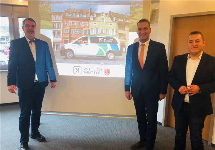 v.l.n.r.: Sven Lefkowitz mit Bürgermeister Joachim Rodenkirch und Janick Helmut Schmitz bei dem Informationsgespräch zum OnDemand-Konzept ‚Wittlich-Shuttle‘. Foto: SPD Neuwied