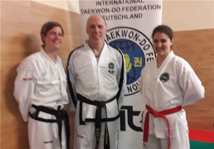 v.l.n.r. Tanja Kaspers, Bernd Hellendahl und Alina Kommer nach ihren Prüfungen. Foto: privat