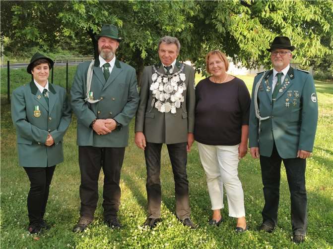 (v.l.n.r.): Tanja Münch, Adjutant Daniel Rölen, Schützenkönig Vitomir Rašic mit Gattin Roswitha, Adjutant Thomas Ufer.