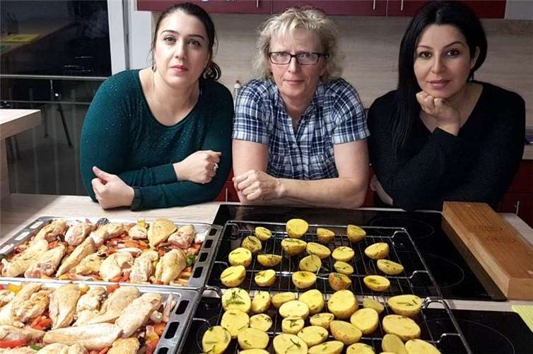 v.l.n.r. Teilnehmerin Pervane Ahmedow, Köchin Tina Gilles und Projektkoordinatorin Habibe Aydin. -PS-