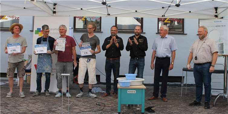 v.l.n.r. Terry Davies (Florenz/Italien), Deutscher Meister Frank Jung (Münchwald), Armin Skirde (Höhr-Grenzhausen), Wilhelm Worch (Höhr-Grenzhausen), Geschäftsführer Holger Geisler und Stefan Heuser (Fa. Hans Wolbing GmbH), Stadtbürgermeister Michael Thiesen und Michael Sprecht (Moderator).  Foto: privat