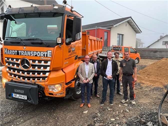 (v.l.n.r.) Thomas Boden (Ortsbürgermeister), Ingenieur Reinhard Nelles, Michael Hombeul (Vorsitzender Dorfgemeinschaft Reifert), Günter Kröll (Hausmeister Kolpinghaus) und Sven Linnig (Mitarbeiter Firma Hardt GmbH).  Foto: Gemeinde Roßbach/Wied