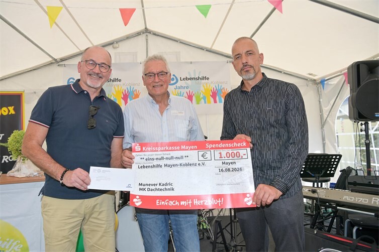 v.l.n.r. Thomas Eulgem  Bezirksdirektion Eulgem Versicherungsservice GbR, Josef Brodam Geschäftsführer der Lebenshilfe Mayen und Munever Kadric MK Dachtechnik bei der feierlichen Übergabe.
