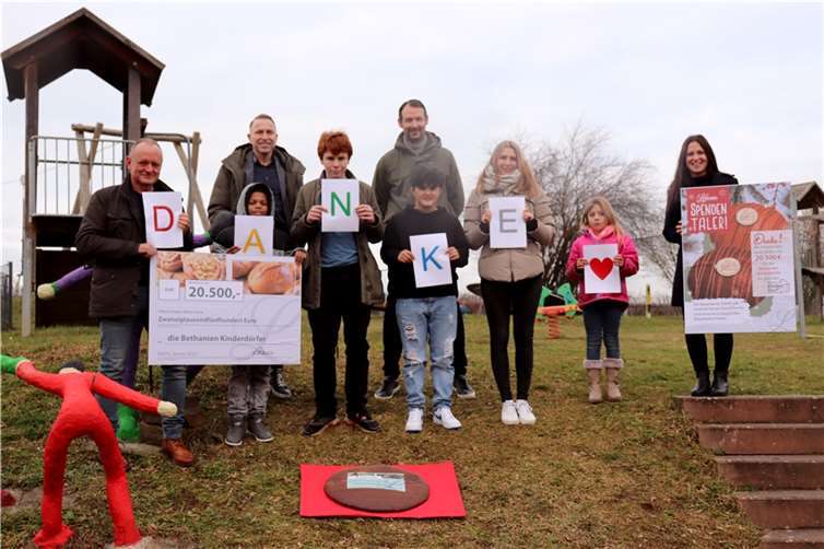 v.l.n.r.: Thomas Kunz (Kinderdorfleiter), Helmut Moll und Marc Kranz (Geschäftsführer „Die Lohners“), Olivia Callensee sowie Anne Neuheuser (Bethanien Kinderdorf). Fotos: Lohners/Bethanien