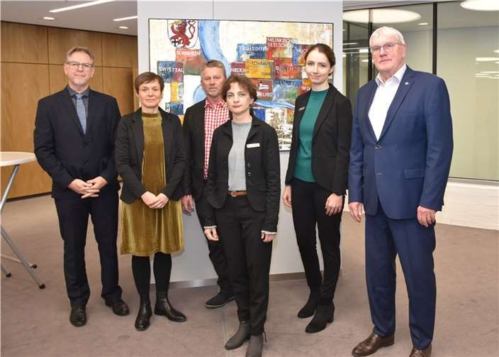 (v.l.n.r.): Thomas Wagner, Dezernent für Schule und Bildungskoordinierung des Rhein-Sieg-Kreises, Pia Amelung, Referentin des Städtetags NRW, Volker Neuhaus, Leiter der Psychologischen Beratungsdienste des Rhein-Sieg-Kreises, Kerstin Fine, stellv. Leiterin der Schulpsychologischen Beratungsstelle, Sara Glashagen, Leiterin der Schulpsychologischen Beratungsstelle, Landrat Sebastian Schuster. Foto: Rhein-Sieg-Kreis