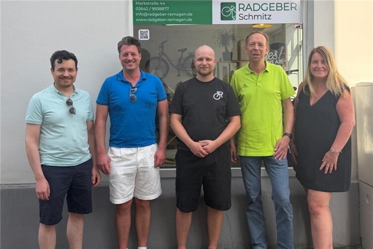 v.l.n.r.: Thorsten Schreiweis, Alexander Kuhl, Jannis Schmitz, Andreas Köpping und Herta Stiren vor dem Fahrradgeschäft