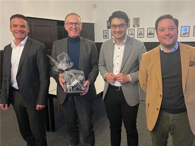 v.l.n.r.: Tim Josef Michels, Thomas Hammann, Philip Rünz und Dr. Fabian Freisberg bei der Übergabe des Abschiedsgeschenks.  Foto: privat