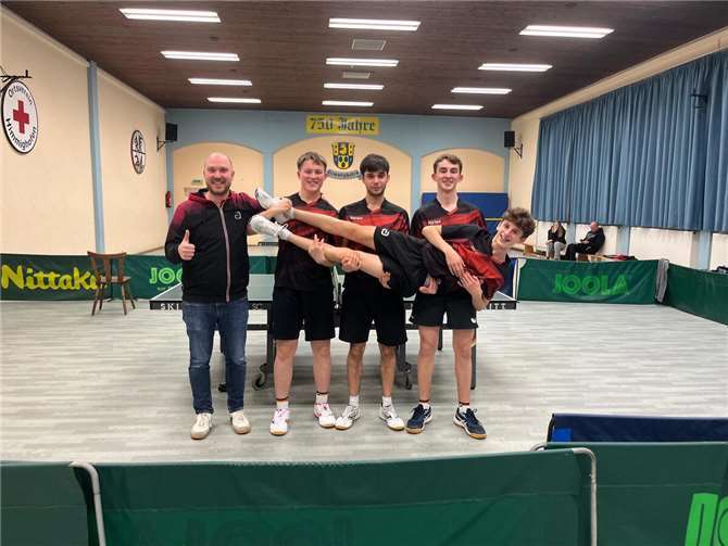 v.l.n.r.: Tobias Krieger (Trainer), Sebastian Polch, Ilyas Can, Louis Stehle und quer Finn Jakobi.  Foto: privat