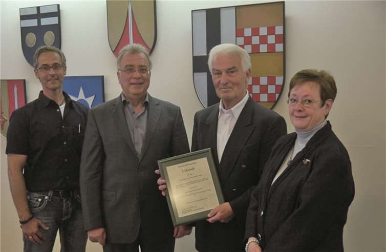 v.l.n.r.: Udo Müllenborn (Gebäudemanagement Gemeinde Swisttal), Bürgermeister Eckhard Maack, Heinrich Rechtmann, Christel Eichmanns (Ortsvorsteherin Swisttal-Buschhoven. privat