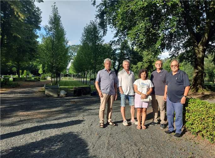 (v.l.n.r.): Ulrich Starke, Klaus Döring, Zweite Beigeordnete Zeynep Begen, Fachbereichsleiter Stadtentwicklung Werner Prümm und Günther Bomm nahmen an der Friedhofsexkursion in Neuwied teil. Foto: Stadt Bendorf