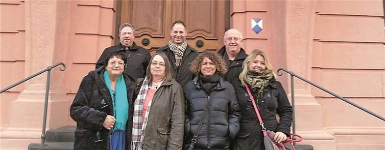 v.l.n.r.: Ulrike Suppes (BLICK aktuell), Steib-Galerist Rudolf Mattar, Marianne Hedwig (BLICK aktuell), Germania-Geschäftsführer Herbert Budweg, Sabine Dewald, Edmund Elsen und Katharina Bornkessel vor dem Mainzer Landtag.TE
