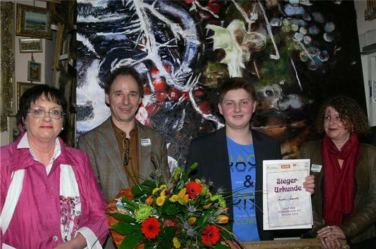 (v.l.n.r.) Ulrike Suppes (Heimatzeitung BLICK aktuell), Herbert Budweg (Hotel Café Germania), Nicolas Maneth und Sabine Dewald (Rheinland-pfälzische Stiftung für Kultur)