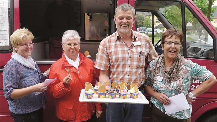 (v.l.n.r.) Ursula Ewens, Ursula Seidel, Klaus Drommer und Renate Stein vor der Eisverteilung im Seniorenzentrum. Oswald Senner